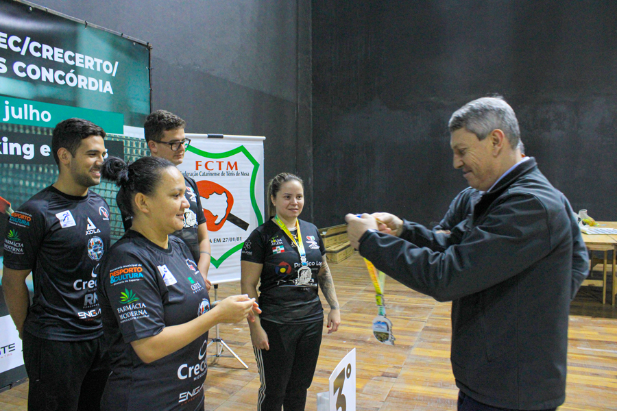 Crecerto recebe homenagem durante TMB Estadual de Tênis de Mesa