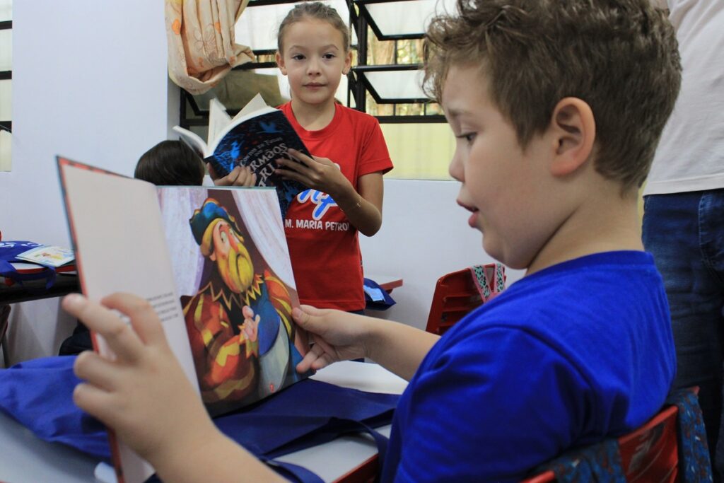 A importância de ler em casa e na escola