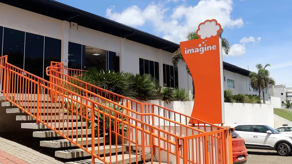Casal realiza sonho de ter escola com ajuda da Crecerto