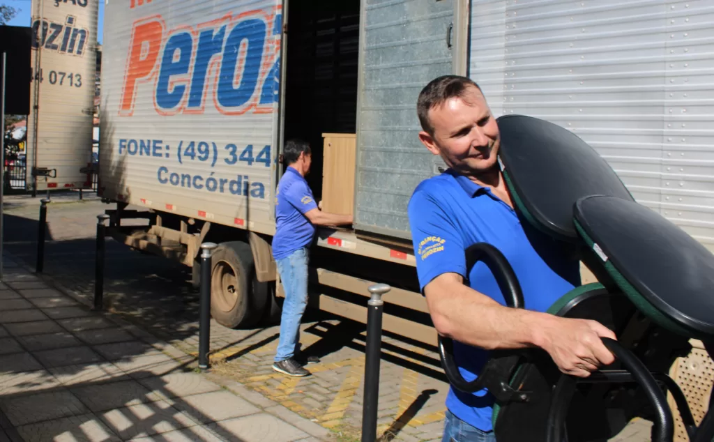 Crecerto doa mobiliário para entidade assistencial de Concórdia