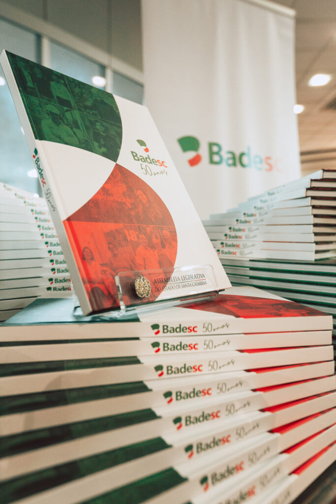 Badesc comemora meio século com lançamento de livro e homenagens na ALESC