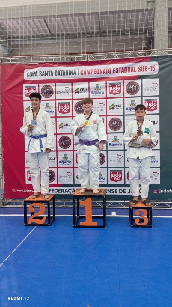 Judô de Videira brilha em Itapema e soma 40 medalhas em competição estadual