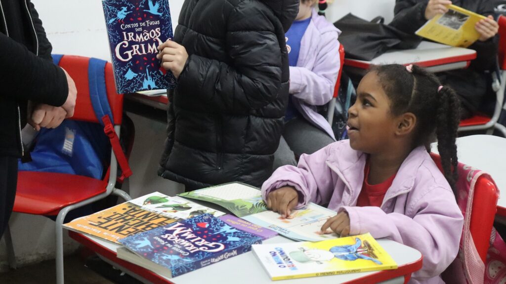 Nove anos semeando leitores: projeto já levou mais de 1,5 mil livros a crianças de Concórdia