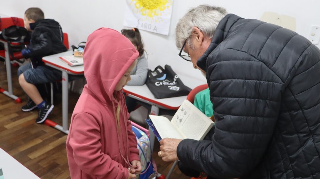 Nove anos semeando leitores: projeto já levou mais de 1,5 mil livros a crianças de Concórdia