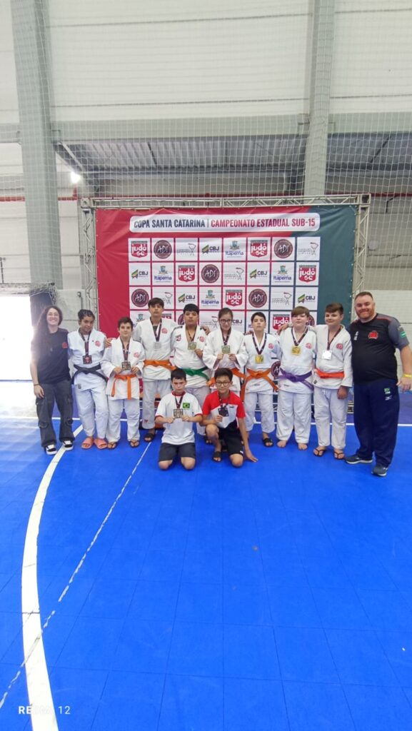 Judô de Videira brilha em Itapema e soma 40 medalhas em competição estadual