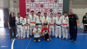 Judô de Videira brilha em Itapema e soma 40 medalhas em competição estadual